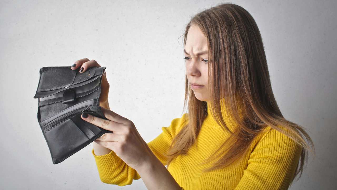 Under 25 spendaccioni? Lo studio rivela che lo stipendio finisce subito: come risparmiare