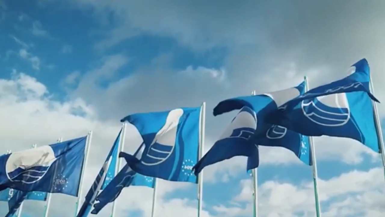 Bandiere Blu 2025: queste sono le migliori spiagge italiane dove sventola il famoso riconoscimento della FEE
