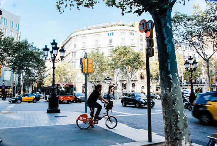 Ciclista al semaforo