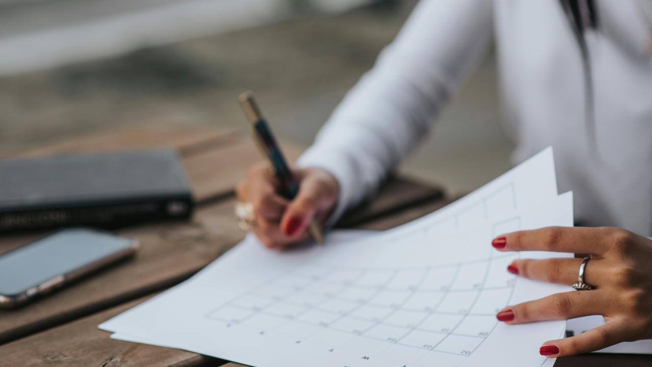 Risparmiare per le vacanze: individuato il giorno preciso in cui fare la prenotazione | Si spende la metà