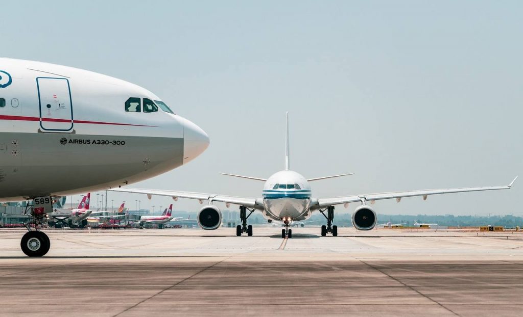 Viaggi, biglietti aerei al 50% anche in alta stagione: il trucco che le low cost non vogliono farti sapere | Prenoti all’ultimo e spendi due spicci