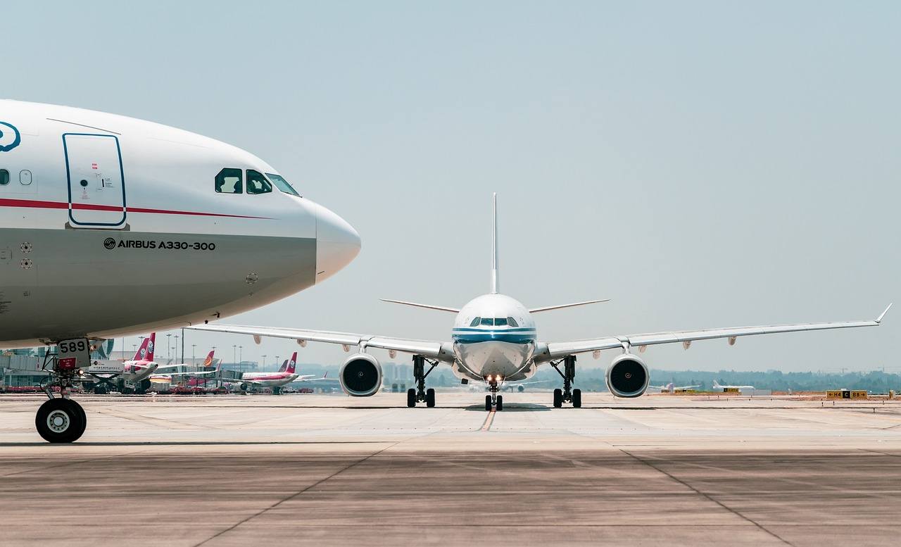 Viaggi, biglietti aerei al 50% anche in alta stagione: il trucco che le low cost non vogliono farti sapere | Prenoti all’ultimo e spendi due spicci