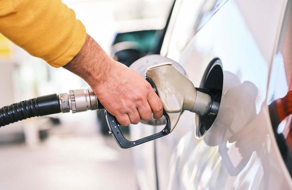 “Mi dia la carta d’identità”: diesel e benzina a 1,40€ al litro | Da stanotte basta mostrare il proprio documento