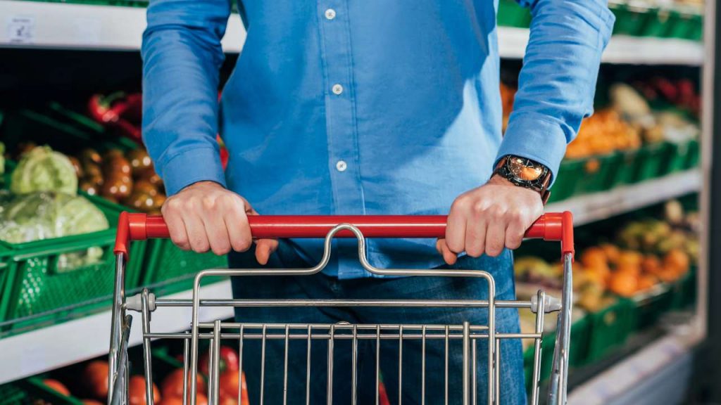 Sconti OVER 60: la spesa al supermercato diventa più leggera | Basta presentare la carta d’identità alla cassa