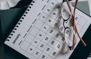 occhiali su calendario pensione pace contributiva
