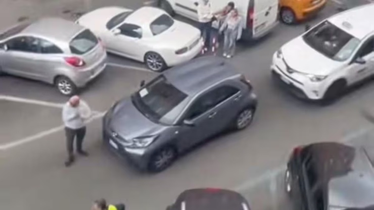 Auto parcheggiata in mezzo alla strada (tik tok) - pianoinclinato.it