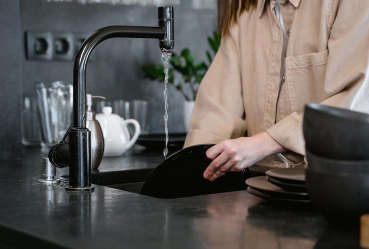 Erogazione-acqua-Foto-di-MART--PRODUCTION-da-Pexels-PianoInclinato.it