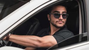 Finestrino abbassato a metà