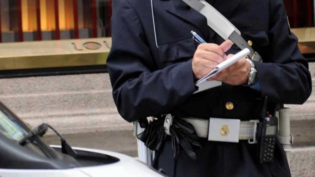 Attenzione a questo adesivo nascosto sulle auto: 2500€ di multa se non sai a cosa serve | Potrebbe essere la prima volta che lo vedi