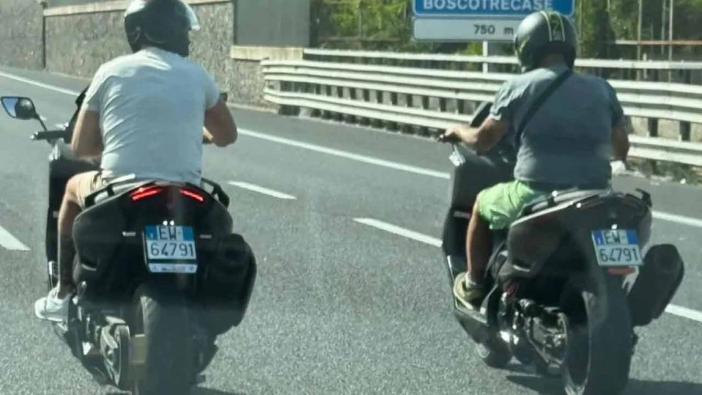 Scooter-stessa-targa-Foto-InfoDifesa-PianoInclinato