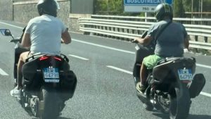 Scooter-stessa-targa-Foto-InfoDifesa-PianoInclinato