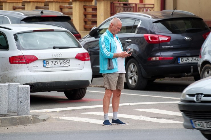 attraversare distratti vietato