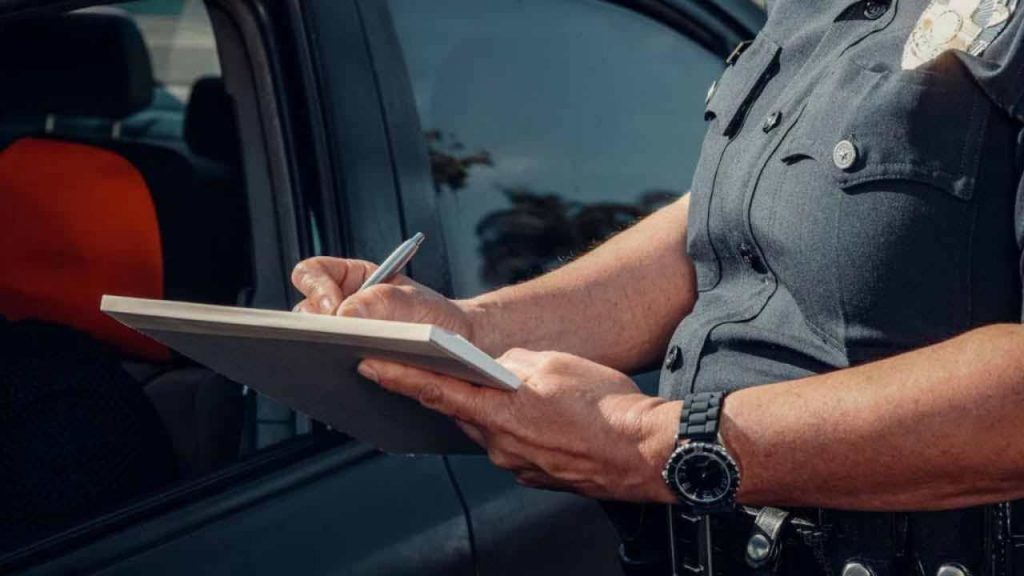 Multa salata per una svista: il Codice della Strada non accetta distrazioni | Mai parcheggiare in questo modo